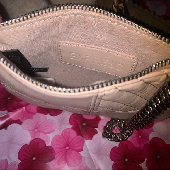 Express Beautiful Wrist-let wallet . - Picture 11 of 17
